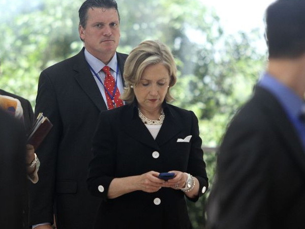 Cơ quan điều tra Mỹ nghi vấn hơn 300 thư điện tử của bà ​Hillary ảnh 1