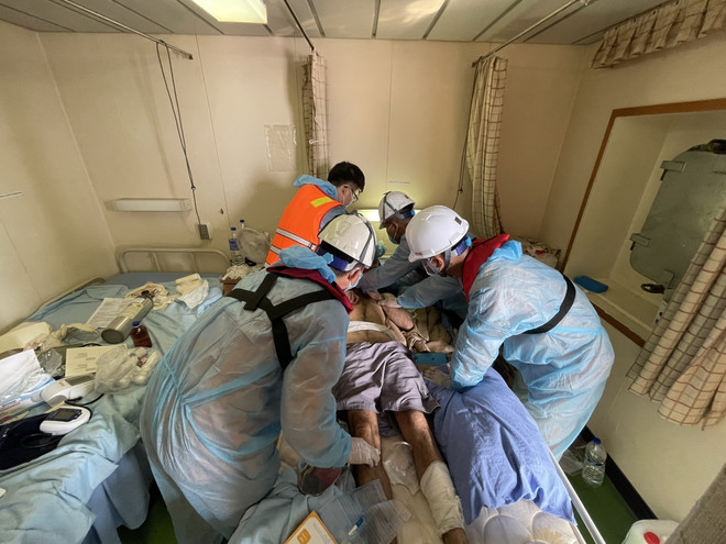 Khánh Hòa: Kịp thời đưa thuyền viên tàu nước ngoài vào bờ cấp cứu ảnh 1