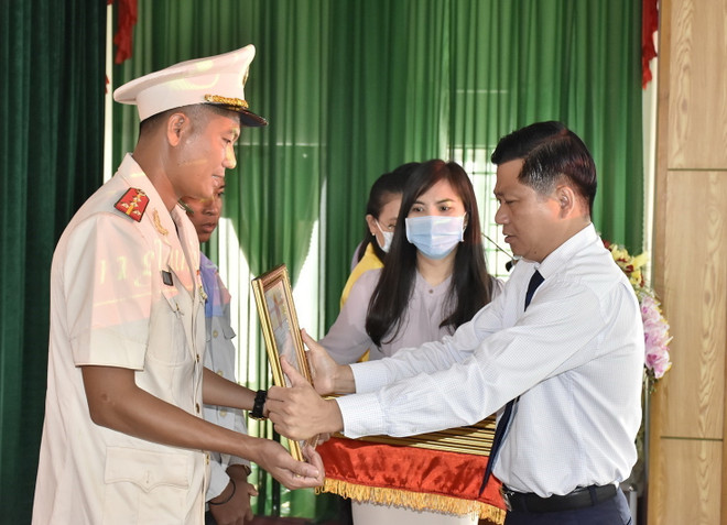 Ông Trần Văn Tuấn, Phó Chủ tịch UBND tỉnh Bà Rịa-Vũng Tàu trao bằng khen cho Đại úy Thái Ngô Hiếu. (Ảnh: TTXVN phát) Chủ tịch nước tặng thưởng Huân chương cho Đại úy Thái Ngô Hiếu ảnh 1