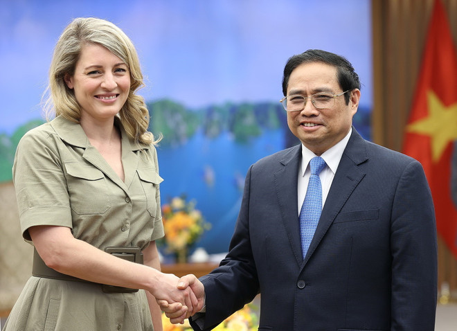 Thủ tướng Phạm Minh Chính tiếp Bộ trưởng Ngoại giao Canada Mélanie Joly. (Ảnh: Dương Giang/TTXVN) Canada ưu tiên hàng đầu thúc đẩy hơn nữa quan hệ với Việt Nam ảnh 1