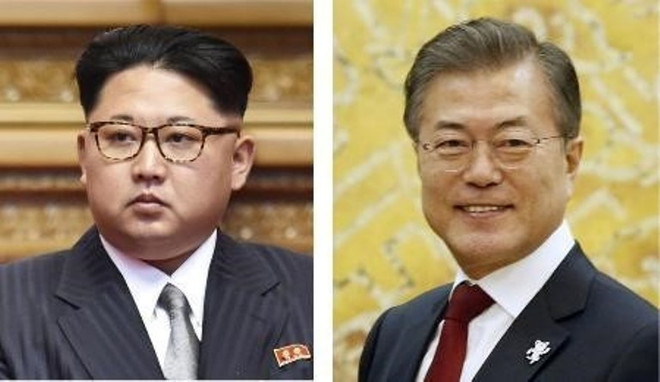 Tổng thống Hàn Quốc Moon Jae-in (phải) và nhà lãnh đạo Triều Tiên Kim Jong-un. (Nguồn: Kyodo/TTXVN) Hàn Quốc chọn khẩu hiệu cho cuộc gặp thượng đỉnh liên Triều ảnh 1