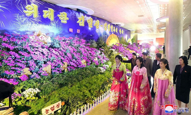Triển lãm Hoa Lan ở thủ đô Bình Nhưỡng ngày 12/4. (Nguồn: YONHAP/TTXVN) Triều Tiên kỷ niệm ngày sinh cố lãnh đạo Kim Nhật Thành ảnh 2
