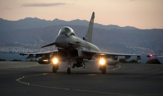 Chiến đấu cơ Tornado của Không quân Hoàng gia Anh. (Nguồn: AFP/TTXVN) Tấn công Syria: Nguy cơ từ chính sách gây hấn của phương Tây ảnh 1