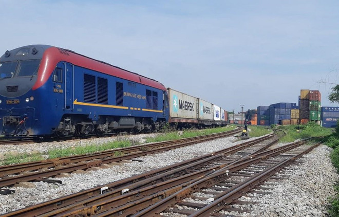 Ngành đường sắt chuyển hướng sang ưu tiên vận chuyển hàng hóa nhằm đem lại doanh thu trước ảnh hưởng của dịch COVID-19 đến lượng khách đi tàu giảm sâu. (Ảnh: CTV/Vietnam+) Gỡ 'rào cản' kho bãi để đường sắt liên vận quốc tế tăng trưởng nhanh ảnh 2