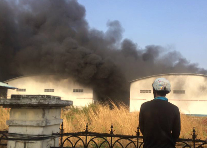 Cháy công ty sản xuất nhựa thiêu rụi hàng ngàn m2 nhà kho ảnh 1