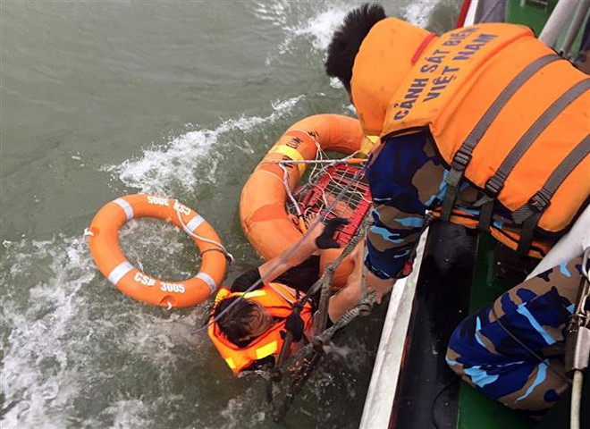 Cứu thuyền viên tàu Thành Công 999 bị chìm trên biển Hà Tĩnh ảnh 1