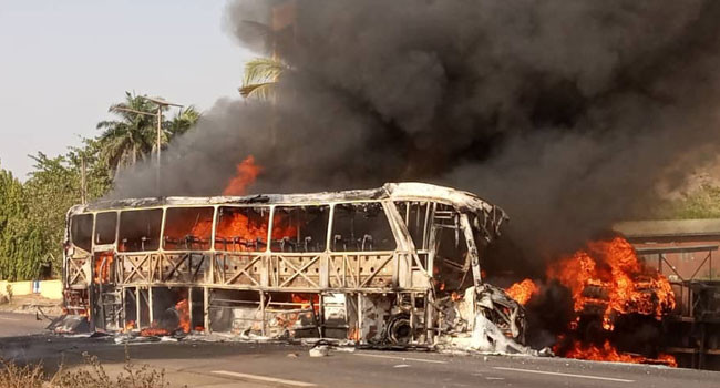 Benin: Xe buýt bốc cháy sau khi va chạm xe tải, 22 người thiệt mạng ảnh 1