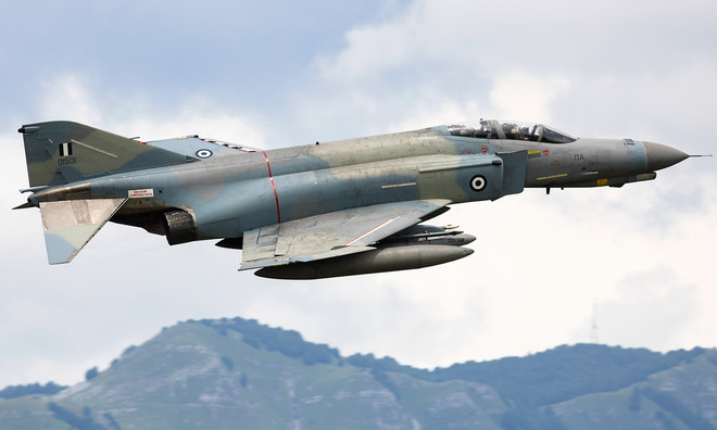 Máy bay chiến đấu F-4 Phantom của Hy Lạp. (Nguồn: newsnpr) Hy Lạp: Rơi chiến đấu cơ F-4 Phantom, 1 sỹ quan thiệt mạng ảnh 1