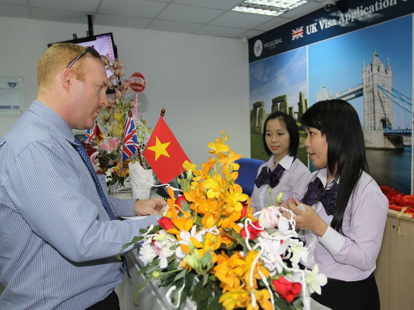 Khai trương trung tâm tiếp nhận hồ sơ thị thực vào Australia và Anh ảnh 1