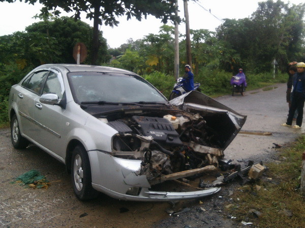 Thiếu quan sát khi băng qua đường sắt, ôtô 4 chỗ đâm vào tàu hỏa ảnh 1