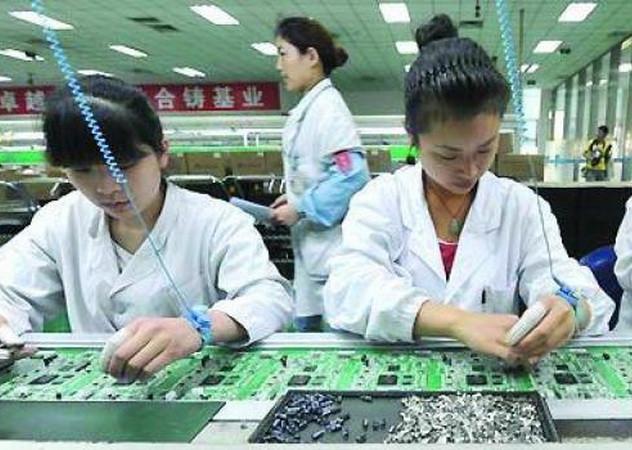 Ngành chế tạo của Trung Quốc suy giảm tháng thứ tám liên tiếp ảnh 1