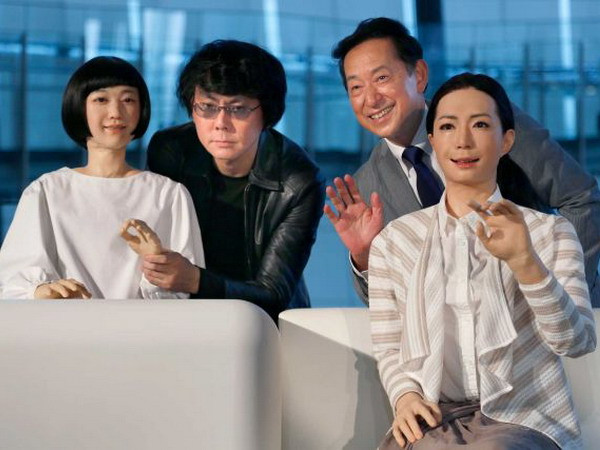 Nhật trình làng người máy dẫn chương trình đầu tiên thế giới ảnh 1