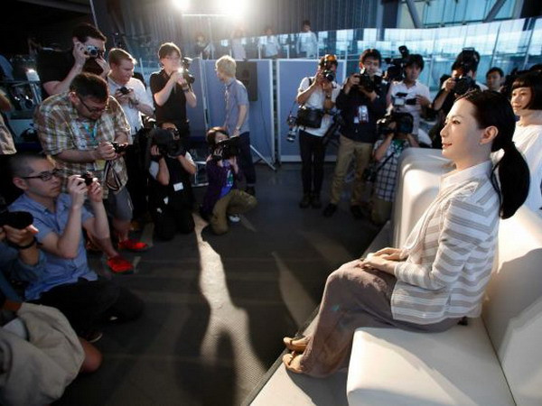 Nhật trình làng người máy dẫn chương trình đầu tiên thế giới ảnh 2