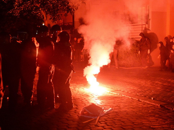 Đức: Biểu tình cực tả biến thành bạo loạn đường phố tại Berlin ảnh 1