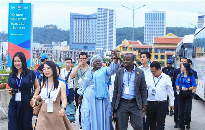 Đoàn đại biểu Nghị sỹ Trẻ Toàn cầu tham quan Di sản Vịnh Hạ Long ảnh 2