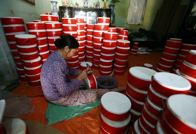 Nghệ nhân làng ông Hảo sản xuất trống ếch Trung Thu. (Ảnh: Phạm Kiên/TTXVN) Dấu thời gian ở làng nghề làm đồ chơi Trung Thu truyền thống ảnh 2