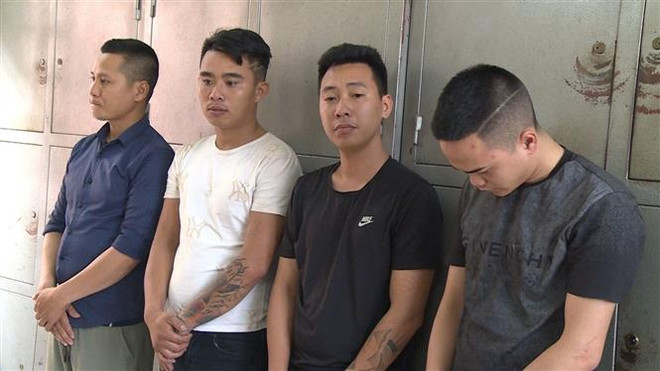 Các đối tượng trong đường dây mua bán người bị bắt giữ. (Ảnh: TTXVN phát) Triệt phá đường dây mua bán người, ép làm việc tại các quán karaoke ảnh 1