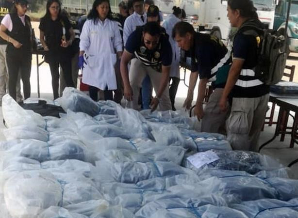 Cảnh sát trưng bày số cocaine thu giữ trong chiến dịch truy quét tội phạm buôn ma túy tại El Callao, Peru, ngày 7/3/2019. (Ảnh: AFP/TTXVN) Peru thu giữ hơn 3 tấn cocaine trong container tại cảng Paita ảnh 1