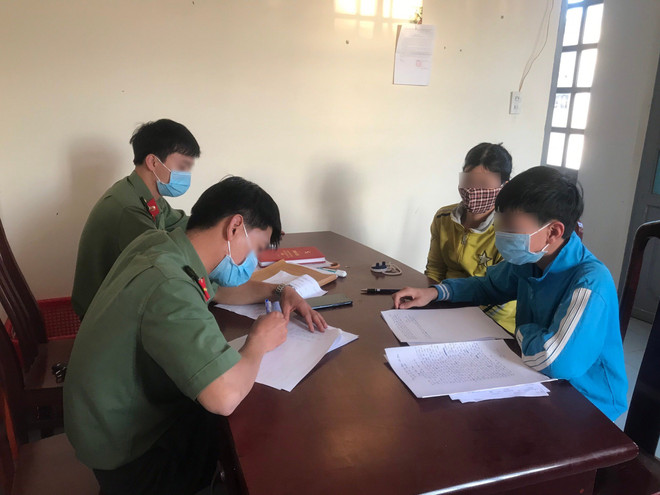 Công an tỉnh Lâm Đồng làm việc với học sinh làm giả văn bản của UBND tỉnh. (Ảnh: TTXVN phát) Học sinh lớp 9 làm giả văn bản của UBND tỉnh cho HS nghỉ học do dịch ảnh 1