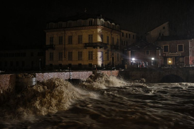 Lũ trên sông Tanaro ngày 24/11. (Nguồn: AFP) Người dân Tây Bắc Italy hoảng sợ vì nước sông Tanaro tràn bờ ảnh 1