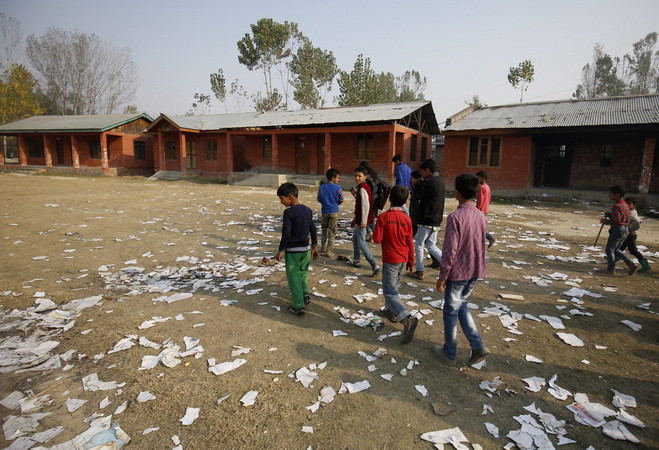Một ngôi trường bị thiêu rụi trong cuộc xung đột ở ngoại ô Srinagar, thủ phủ mùa hè của Kashmir ngày 31/10. (Nguồn: EPA/TTXVN) Anh kêu gọi Pakistan và Ấn Độ tìm giải pháp cho vấn đề Kashmir ảnh 1