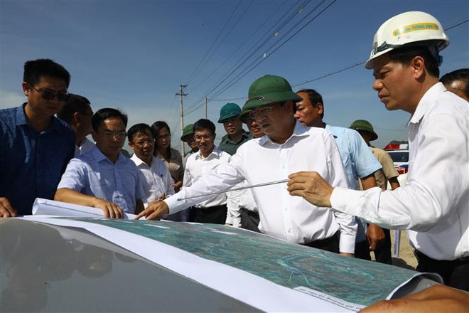 Phó Thủ tướng kiểm tra tiến độ xây dựng đoạn cao tốc Cao Bồ-Mai Sơn ảnh 1