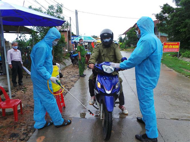 Chốt kiểm dịch do UBND huyện Sa Thầy (Kon Tum) tổ chức tại khu vực làng O, làng Trang, xã Ya Xiêr để ngăn chặn dịch bạch hầu lan rộng. (Ảnh: Dư Toán/TTXVN) Kon Tum: Bạch hầu lan tới huyện chưa từng có ca mắc bệnh ảnh 1