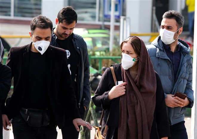 Người dân đeo khẩu trang đề phòng lây nhiễm COVID-19 tại thủ đô Tehran, Iran ngày 22/2/2020. (Ảnh: AFP/TTXVN) Bahrain xác nhận 3 ca nhiễm SARS-CoV-2 mới, đều đã bay qua Iran ảnh 1