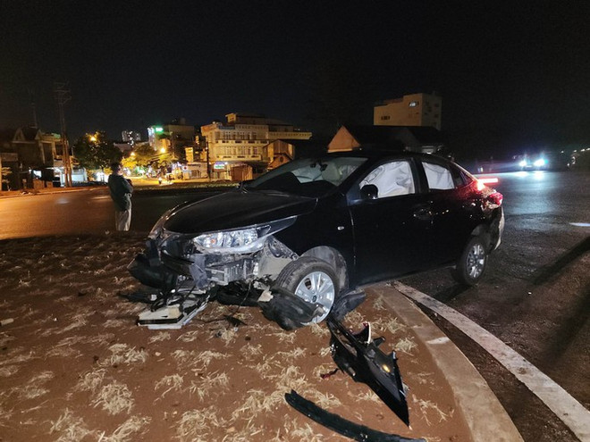 Xe ôtô đâm vào vòng xoay khiến hai người thương vong ảnh 1