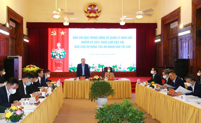 Quang cảnh buổi làm việc. (Ảnh: Phương Hoa/TTXVN) Ban Chỉ đạo Trung ương về quản lý biên chế làm việc với TAND Tối cao ảnh 1