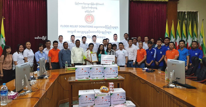 Đại sứ Việt Nam tại Myanmar Luận Thùy Dương bàn giao hàng cứu trợ cho đại diện phía Myanmar. (Ảnh: TTXVN phát) Cộng đồng người Việt tại Myanmar cứu trợ người dân vùng lũ ở Mon ảnh 1