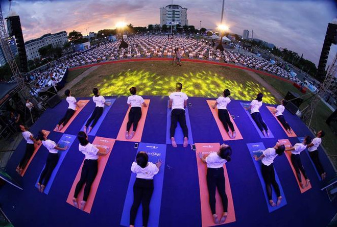 Đồng diễn Yoga nhân Ngày Quốc tế Yoga tại Đà Nẵng. (Ảnh: Trần Lê Lâm/TTXVN) Hơn 1.200 người đồng diễn nhân Ngày Quốc tế Yoga tại Đà Nẵng ảnh 1