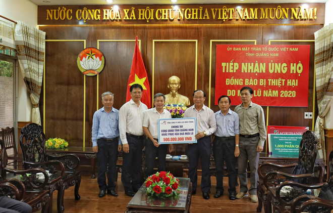 Người dân cả nước chia sẻ khó khăn với miền Trung ruột thịt ảnh 1