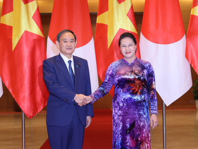 Chủ tịch Quốc hội Nguyễn Thị Kim Ngân tiếp đón Thủ tướng Nhật Bản Suga Yoshihide. (Ảnh: Trọng Đức/TTXVN) Chuyên gia Ấn Độ đánh giá chuyến thăm Việt Nam của Thủ tướng Nhật Bản ảnh 1