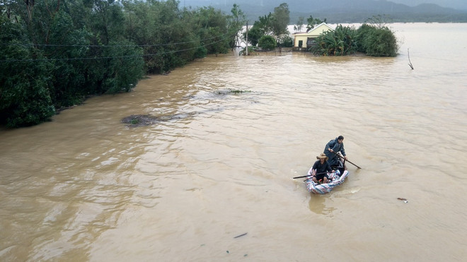 Nước vẫn dâng cao tại xã Hàm Ninh, huyện Quảng Ninh, tỉnh Quảng Bình. (Ảnh: Văn Tý/TTXVN) Mưa lũ tại miền Trung: Lũ rút nhưng nhiều xã vẫn bị cô lập hoàn toàn ảnh 1
