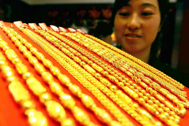 Đồng USD và giá dầu mạnh lên, giá vàng thế giới đi xuống ảnh 1