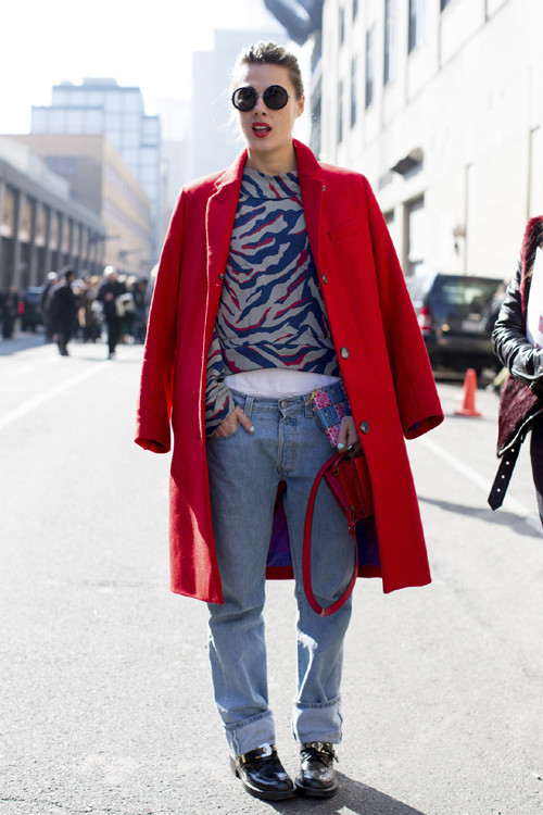 Street style đỏ-trắng không thể thiếu trong dịp lễ Giáng sinh ảnh 2