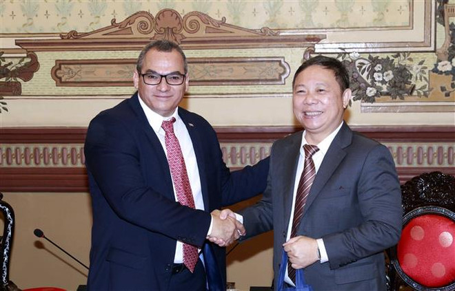 Phó Chủ tịch UBND Thành phố Hồ Chí Minh Dương Anh Đức (phải) và Thứ trưởng Bộ Nông nghiệp Cuba Maury Hechavarria Bermhudez (trái). (Ảnh: Xuân Khu/TTXVN) Thành phố Hồ Chí Minh và Cuba thúc đẩy hợp tác phát triển nông nghiệp ảnh 1
