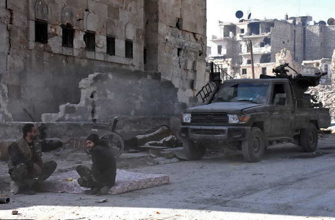 Quân đội Chính phủ Syria tuần tra tại Bab al-Nairab, Aleppo ngày 10/12. (Nguồn: AFP/TTXVN) Giải phóng 93% Aleppo, Tổng thống Syria tin sẽ quyết định cuộc chiến ảnh 1