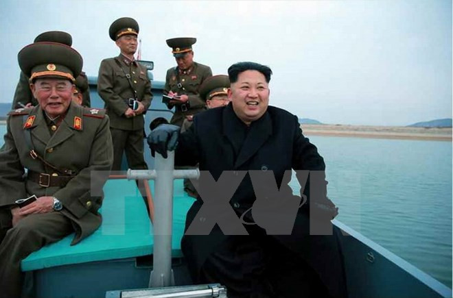 Nhà lãnh đạo Kim Jong-Un (phải) trong chuyến thị sát một đơn vị pháo binh đóng trên đảo Mahap. (Nguồn: YONHAP/TTXVN) Hàn Quốc cảnh báo hậu quả "gây chết người" với lãnh đạo Triều Tiên ảnh 1