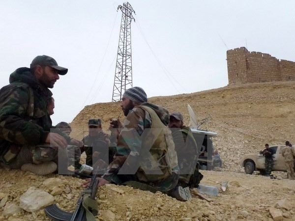 Lực lượng ủng hộ chính phủ Syria tại thành cổ Palmyra. (Nguồn: AFP/TTXVN) Không quân Nga đánh tan cuộc đột kích của IS vào thành cổ Palmyra ảnh 1