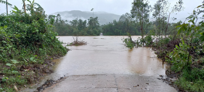 Mưa lũ làm một người mất tích, gây nhiều thiệt hại tại miền Trung ảnh 1