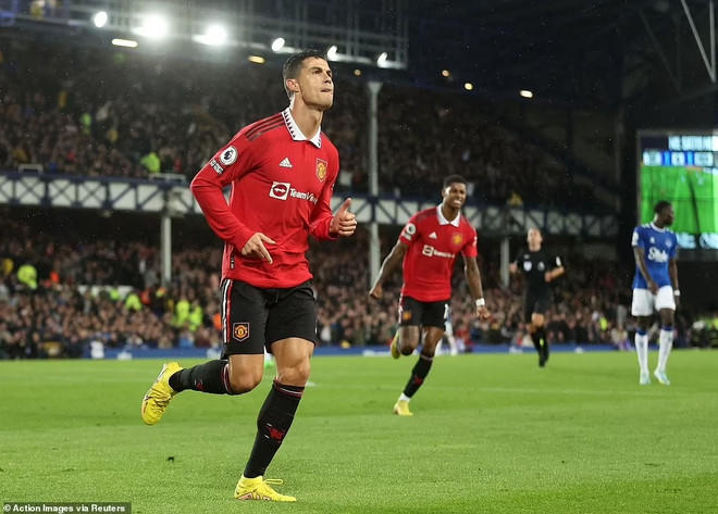Cristiano Ronaldo ghi bàn giúp Manchester United áp sát top 4 ảnh 1