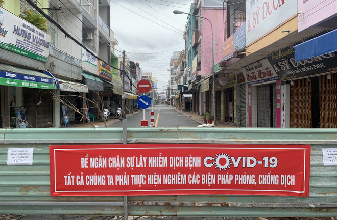 Chính quyền thành phố Cao Lãnh (Đồng Tháp) thực hiện các rào chắn "cứng" tại một số tuyến đường và kiểm soát chặt việc người dân ra đường khi không thật sự cần thiết để phòng, chống dịch COVID-19. (Ảnh: Chương Đài/TTXVN) Đồng Tháp nỗ lực xét nghiệm toàn tỉnh để tách F0 khỏi cộng đồng ảnh 3