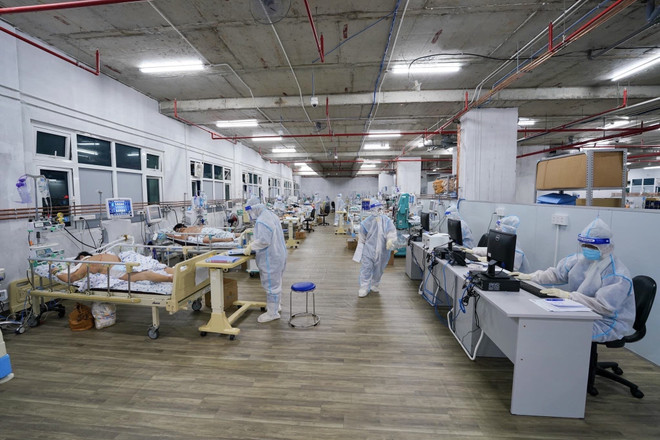 Các bác sỹ Trung tâm Hồi sức tích cực COVID-19 Đại học Y Dược Thành phố Hồ Chí Minh ngày đêm tận tình cứu chữa, giành giật sự sống cho bệnh nhân COVID-19 nặng. (Ảnh: TTXVN phát) Đánh giá nguy cơ lây nhiễm COVID-19 mỗi ngày cho nhân viên y tế ảnh 1