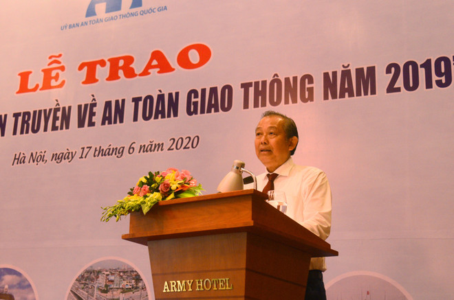 Phó Thủ tướng Thường trực Trương Hòa Bình phát biểu. (Ảnh: Diễm Quỳnh/TTXVN) Trao Giải thưởng 'Báo chí tuyên truyền về an toàn giao thông năm 2019' ảnh 1