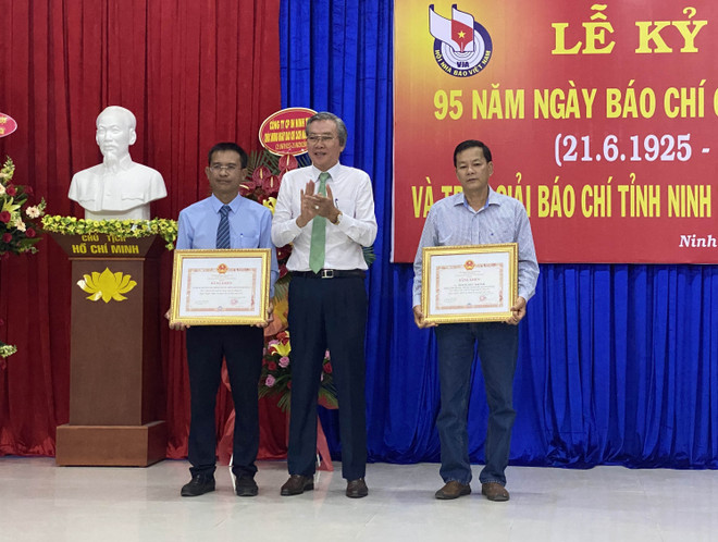 Lãnh đạo UBND tỉnh Ninh Thuận trao Bằng khen của Chủ tịch UBND tỉnh cho Cơ quan thường trú TTXVN tại Ninh Thuận và phóng viên Báo Thanh niên thường trú. (Ảnh: Công Thử/TTXVN) Ninh Thuận trao giải báo chí tỉnh lần thứ XIII năm 2019 ảnh 1