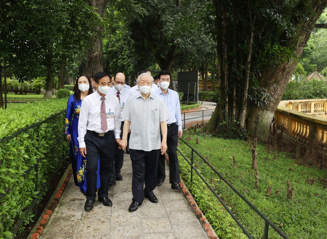 [Photo] Tổng Bí thư dâng hương tưởng niệm Chủ tịch Hồ Chí Minh ảnh 2