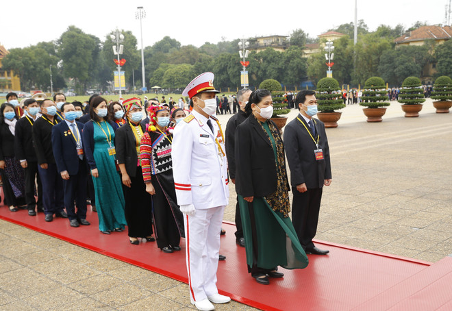 Đại biểu dự Đại hội các dân tộc thiểu số viếng Chủ tịch Hồ Chí Minh ảnh 1