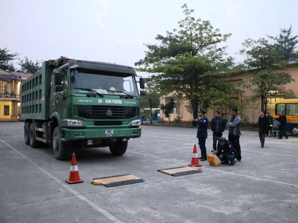 Mật phục bắt giữ 13 xe chở quá tải tìm cách né trạm cân ở Ninh Bình ảnh 1